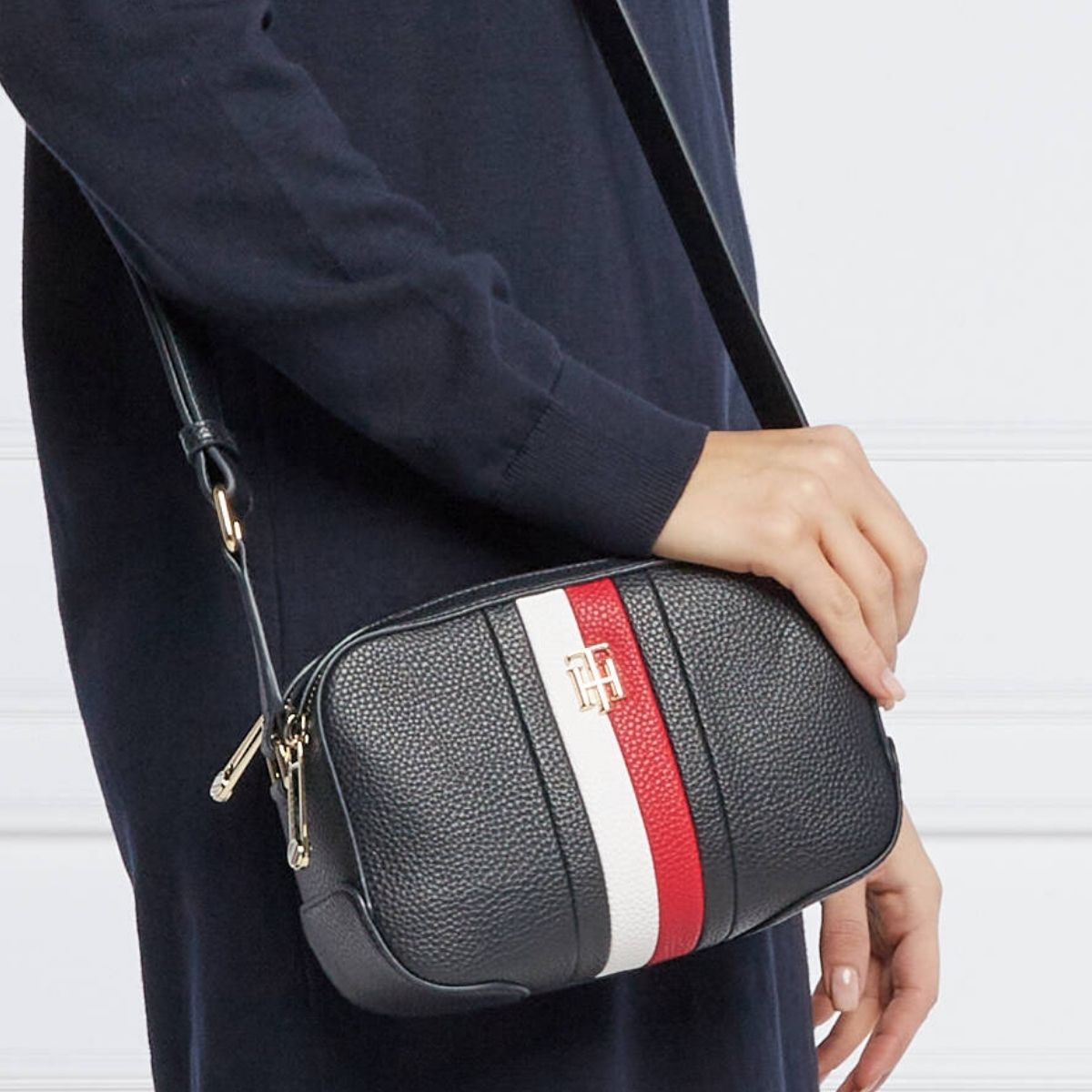 ACC 612 - Tommy Hilfiger Signature Crossbody Bag