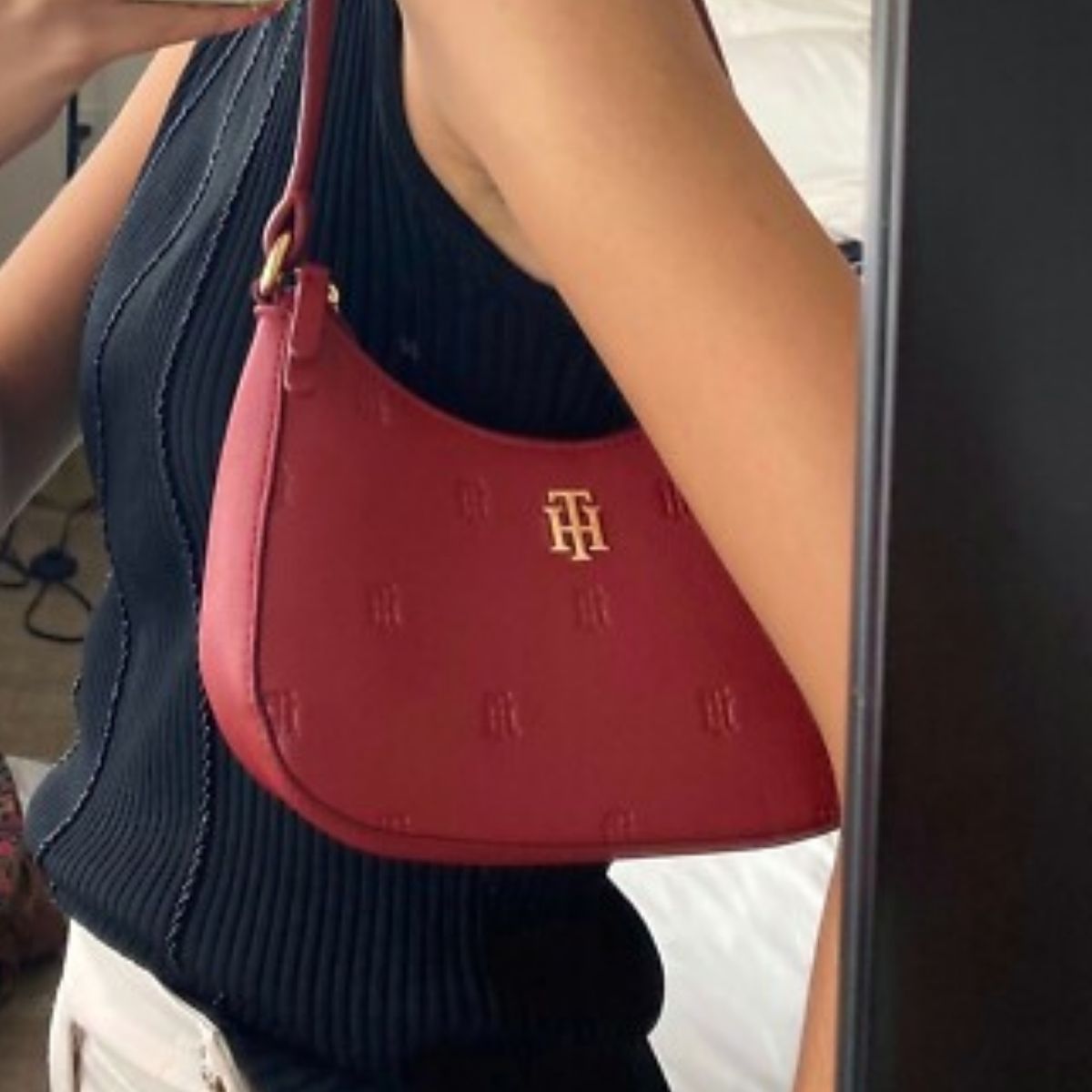 ACC 654 - Tommy Hilfiger Maroon Fall Crossbody Bag