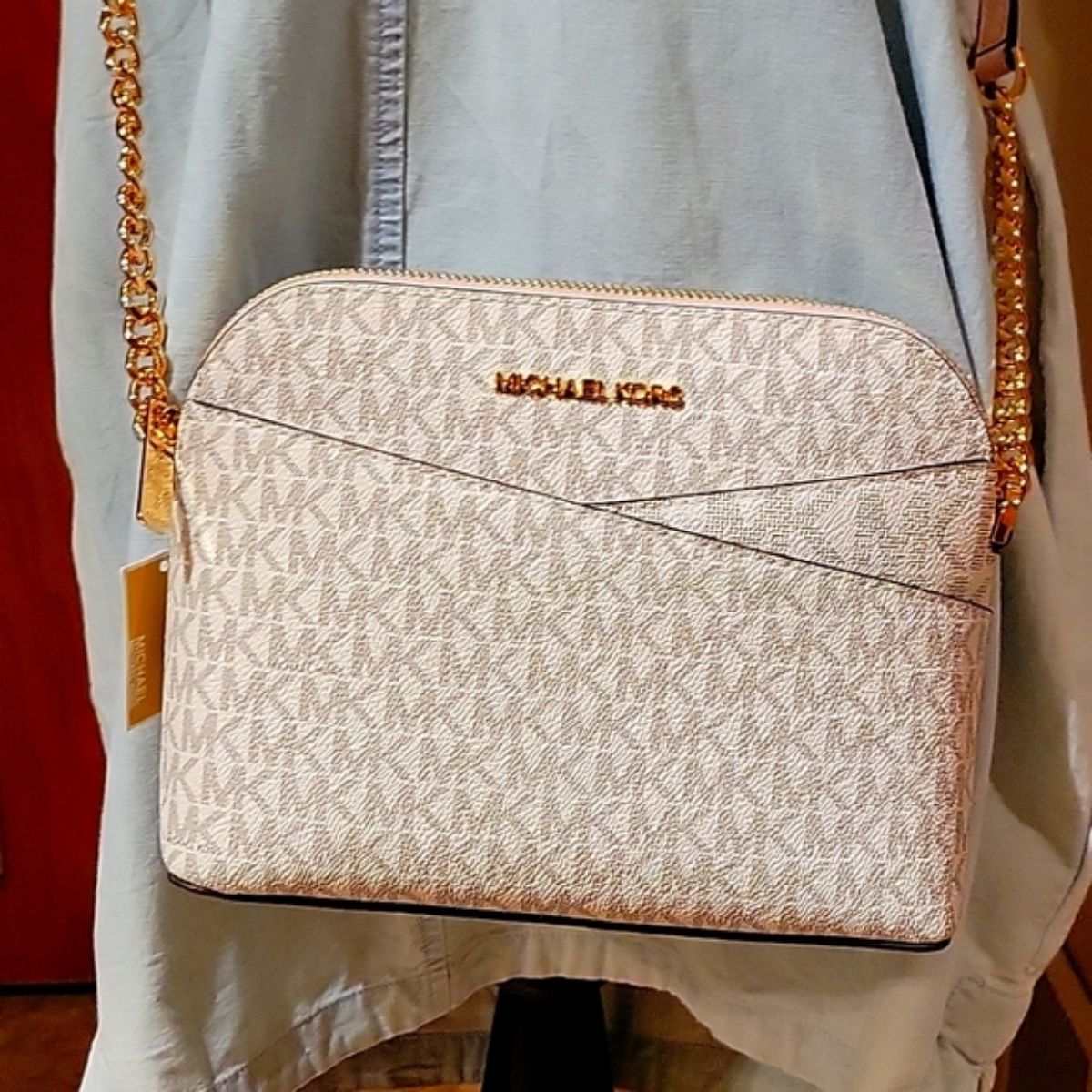 CUR 866 - Michael Kors Vanilla Jet Set Dome Crossbody