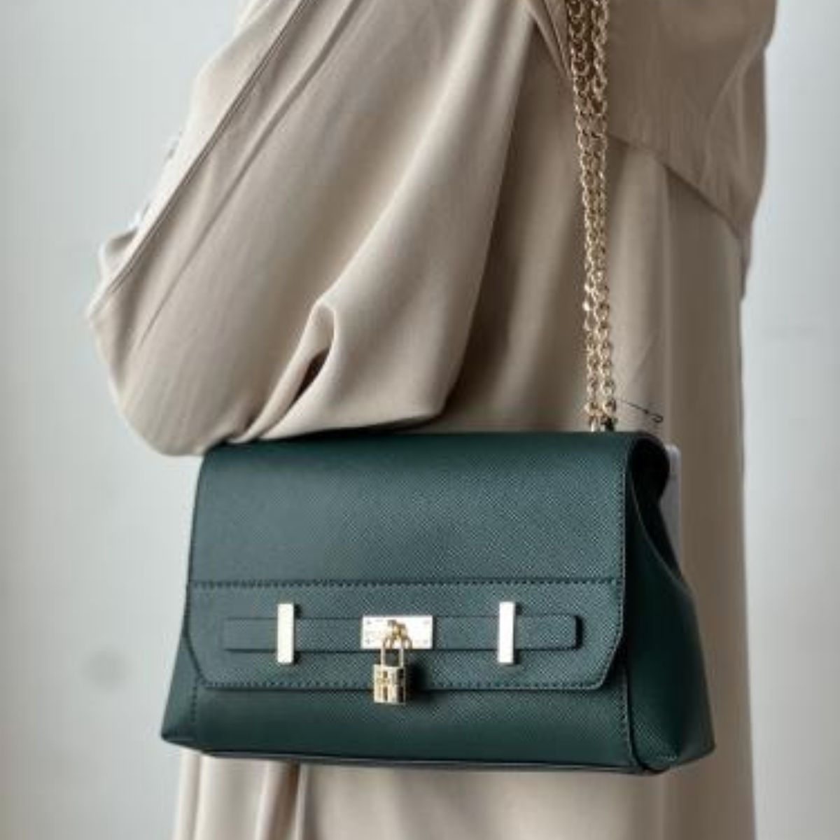 CUR 868 - Guess Emerald Bartelson Convertible Crossbody