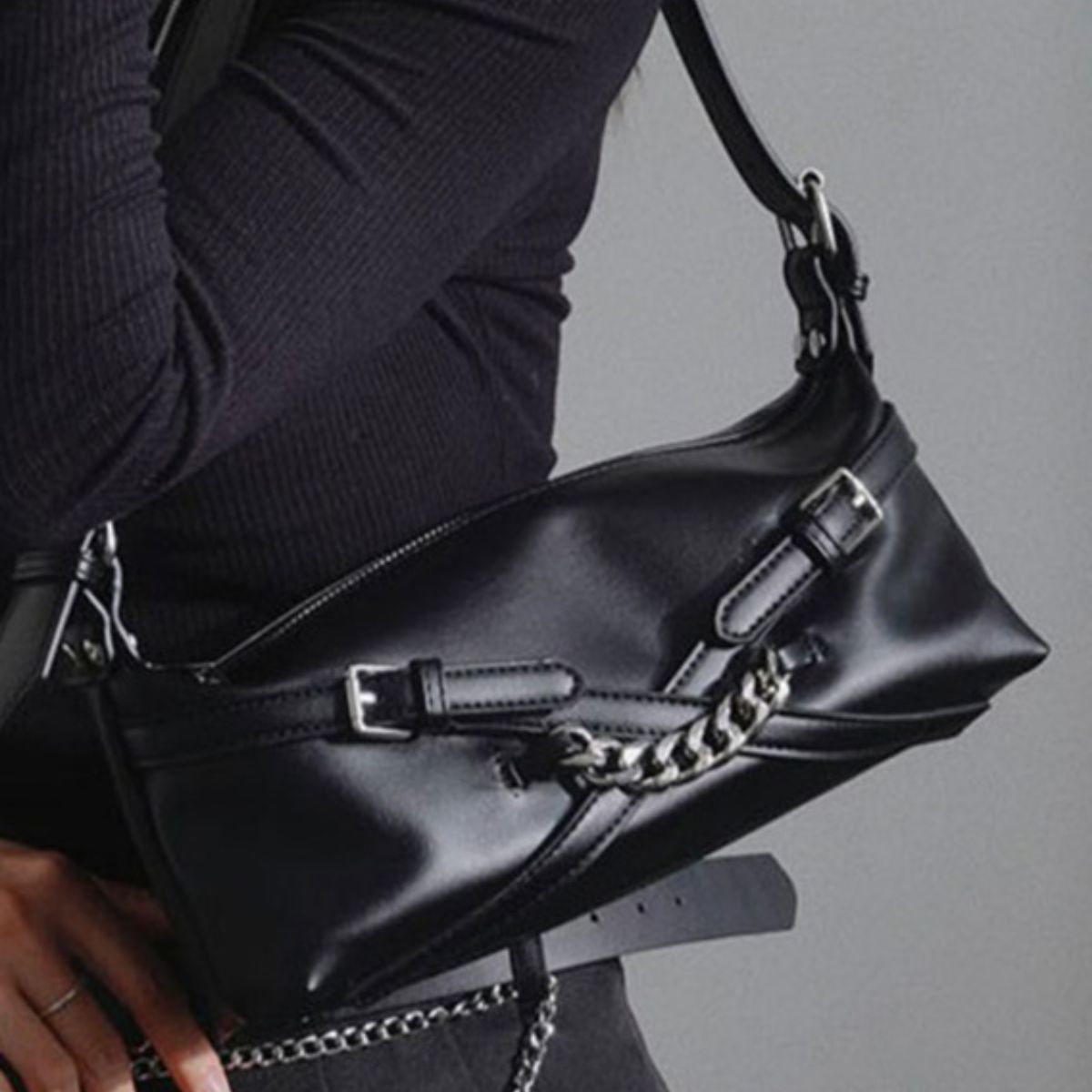 LGG - Black Shoulder Bag With Chain Detailing